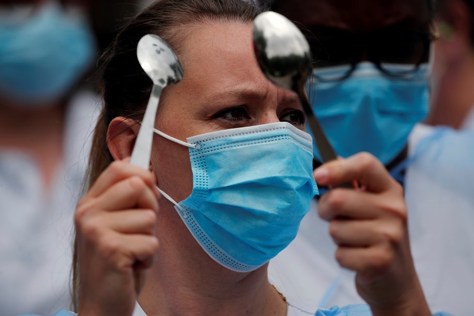 Lékaři a sestry ve Francii protestují. Požadují vyšší odměny a reformu zdravotnického systému. (5. 6. 2020)