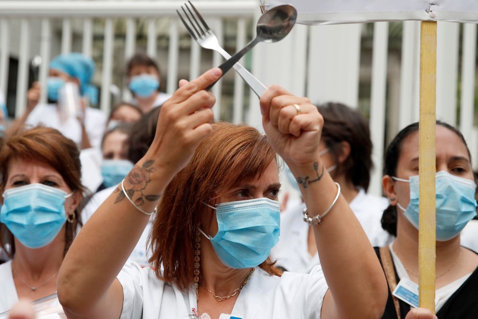 Lékaři a sestry ve Francii protestují. Požadují vyšší odměny a reformu zdravotnického systému. (5. 6. 2020)