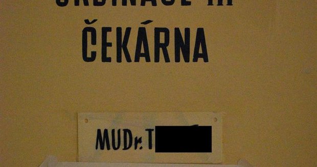 Po dvoutýdenní zdravotní dovolené se paní doktorka T. vrátila ke svým dětským pacientům. I když má problémy s alkoholem, depresemi a hrozí jí rok vězení