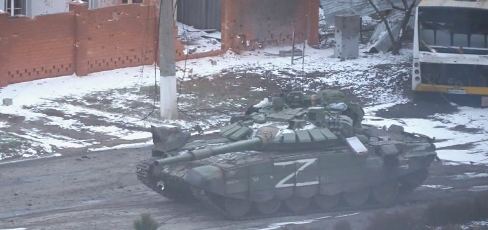 Tank s označením Z v Mariupolu (jaro 2022)