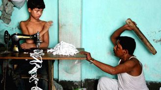 Děti do polí a továren: Fotograf upozorňuje na nelidské podmínky dětské práce v Bangladéši 