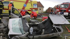 Při nehodě osobního auta v Dolanech na Olomoucku zemřel člověk.