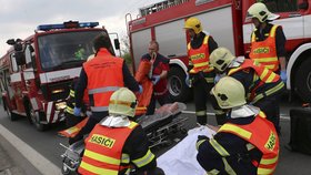 Při nehodě osobního auta v Dolanech na Olomoucku zemřel člověk.