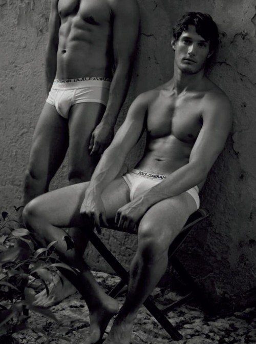 Peruánský fotograf Mariano Vivanco vytvořil pro značku D&G kolekci fotografií oslavující mužská těla. A výsledek je vskutku dokonalý...