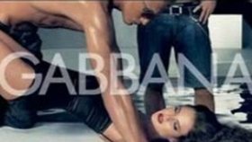 Kontroverzní reklama módní značky Dolce & Gabbana. 