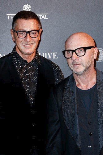 Italskou značku Dolce & Gabbana založili roku 1985 módní návrháři Domenico Dolce a Stefano Gabbana. Oba tvrdí, že chtějí, aby se ženy cítily &#34;fantasticky a sexy&#34;. Mnoho z jejich návrhů je přejato z feministické éry. Říká se o nich, že jsou tvůrci nejkrásnějších a nejtřpytivějších šatů.