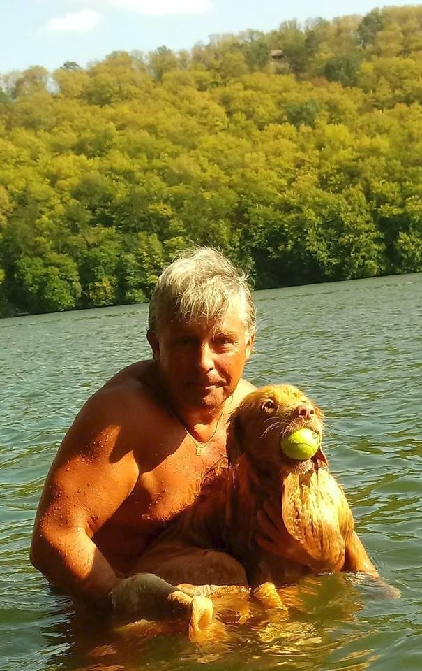 Jiří Dolejš (KSČM) se na svém facebooku rád fotí se svým psem. Ve vodě, v posteli i v přírodě
