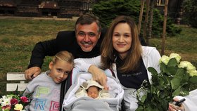 S manželem Miodragem Maksimovičem a dcerami Natálkou a Miou.