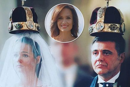 Moderátorka zpráv Klára Doležalová se pochlubila svatební fotkou! Koruna jako pro královnu