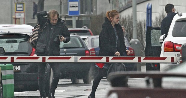 Marie Doležalová a Marek Zelinka se vedli za ruku v dešti.