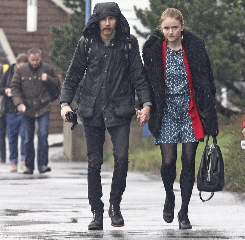 Marie Doležalová a Marek Zelinka se vedli za ruku v dešti.