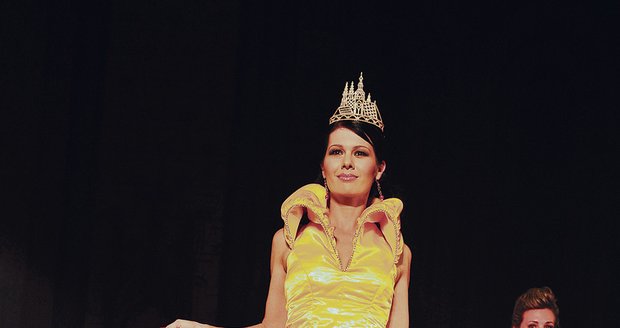 Miss ČR 2004 Jana Doleželová předváděla reprezentační šaty Prahy i se znakem.