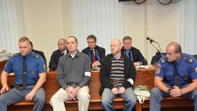 Jaroslav Havlík (vlevo) dostal za loupež 77 milionů jedenáct let kriminálu. Hlava gangu, bývalý policista Roman Dolíhal (vpravo) rovných dvacet let.