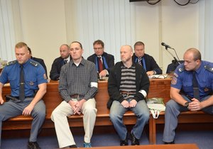 Jaroslav Havlík (vlevo) dostal za loupež 77 milionů jedenáct let kriminálu. Hlava gangu, bývalý policista Roman Dolíhal (vpravo) rovných dvacet let.