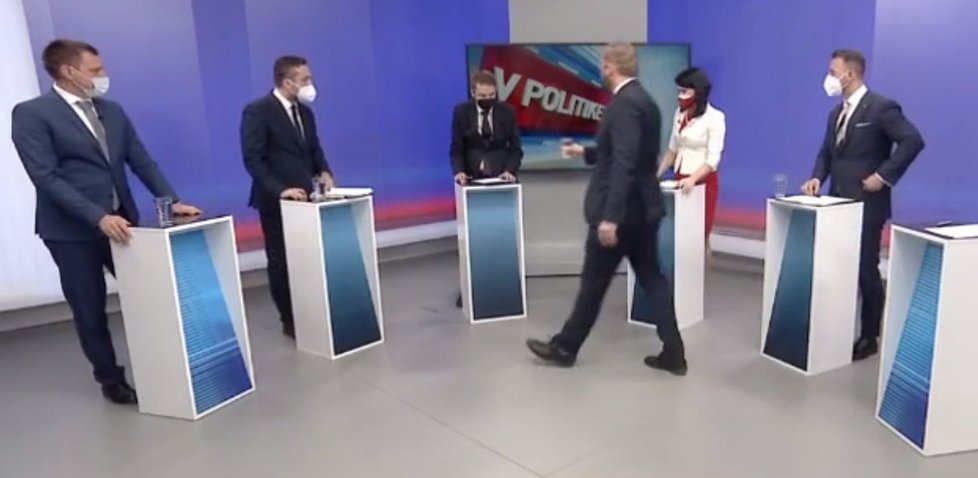 Moderátorovi TA3 Norovi Dolinskému se udělalo zle v přímém přenosu debaty V politice (21. 3. 2021)