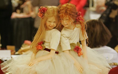 Mezi nejpůvabnější kousky patří panenky italské výtvarnice Laury Scattolini. Mají pravé vlasy a patří k nejdražším na výstavě. Dvojice děvčátek se prodává za 204 000 Kč.