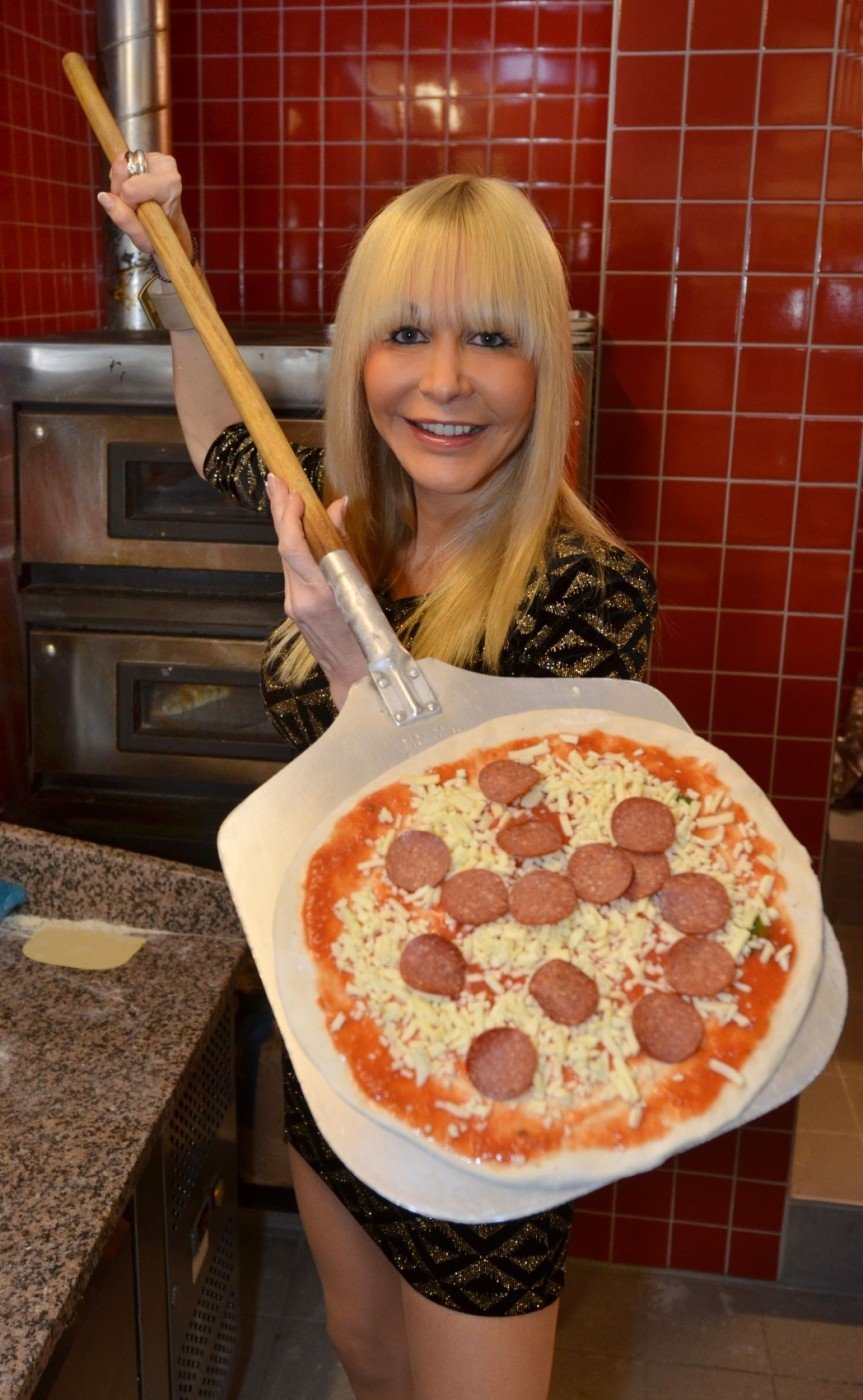 Dolly jako hospodyňka a její pizza