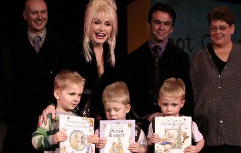 Zachránkyně rodičů Dolly Partonová: Ví, jak v karanténě zabavit tisíce dětí naráz!