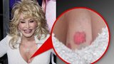 Zpěvačka Dolly Parton (65) je pěkné kvítko! Ukázala tetování v bujném dekoltu