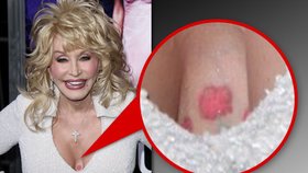 Zpěvačka Dolly Parton (65) je pěkné kvítko! Ukázala tetování v bujném dekoltu