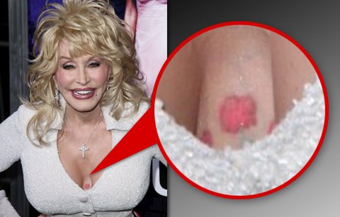 Zpěvačka Dolly Parton (65) je pěkné kvítko! Ukázala tetování v bujném dekoltu