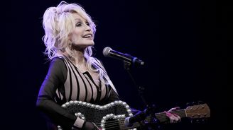Zemřela zpěvačka Dolly Partonová. Legendě amerického country bylo 80 let Zemřela zpěvačka Dolly Partonová. Legendě amerického country bylo 80 let