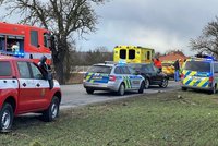 Vážná dopravní nehoda na Mělnicku: Silný náraz vymrštil motor až na pole! Zasahoval vrtulník