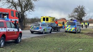 Vážná dopravní nehoda na Mělnicku: Silný náraz vymrštil motor až na pole! Zasahoval vrtulník
