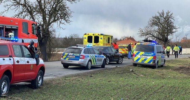 Vážná dopravní nehoda na Mělnicku: Silný náraz vymrštil motor až na pole! Zasahoval vrtulník