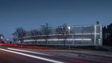 Svodidla místo fasády: Dolní Břežany mají parkovací dům na úrovni od věhlasného architekta