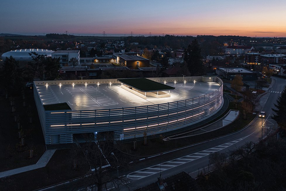 V Dolních Břežanech mají nový parkovací dům, který navrhl slavná architekt Zdeněk Fránek