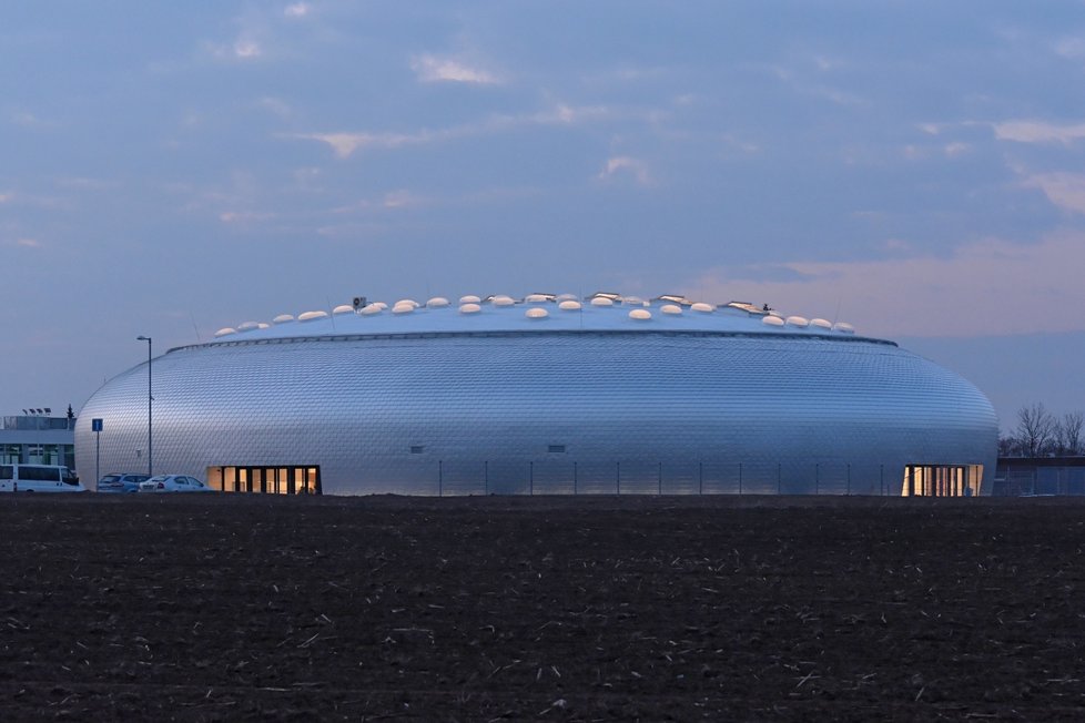 V Dolních Břežanech mají i futuristickou sportovní halu. Stojí nadohled Fránkova parkovacího domu.