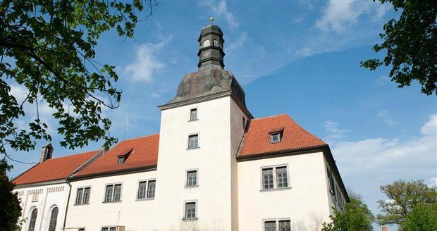 Ze zámku v Dolních Břežanech bude do dvou let hotel: Církev to bude stát 170 milionů