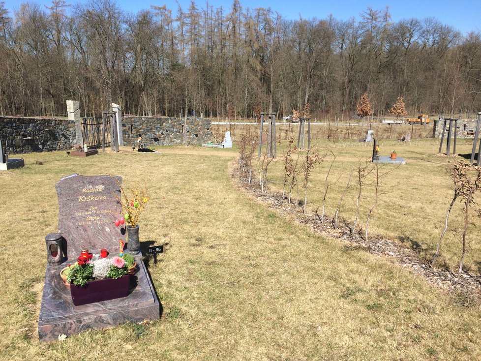 Netradiční hřbitov v Dolních Břežanech.