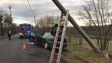 Kuriózní nehoda u Prahy: Muži autem sejmuli sloup a utekli! Byli namol, k řízení se žádný nepřiznal