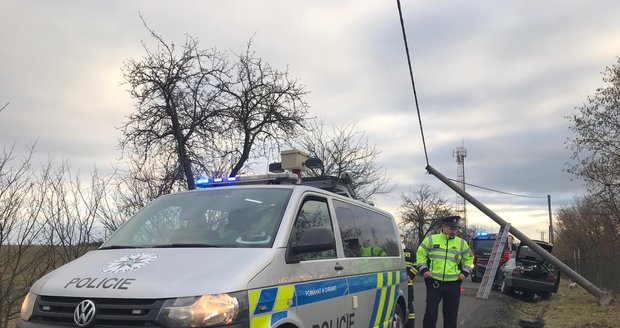 Auto v Dolních Břežanech narazilo do sloupu, posádka zmizela. Policisté je záhy objevili, oba muži nadýchali přes dvě promile.