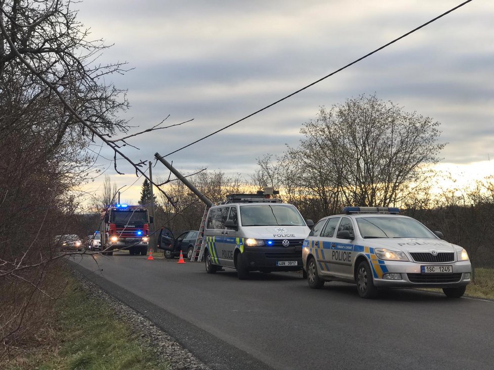 Auto v Dolních Břežanech narazilo do sloupu, posádka zmizela. Policisté je záhy objevili, oba muži nadýchali přes dvě promile.