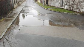 Jirkovská ulice po dešti