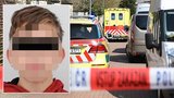Pobodání v Dolních Chabrech: Mladík (14) zaútočil na kamaráda (14) a jeho matku (40)?! Vězení se nejspíš vyhne