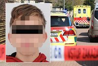 Pobodal ženu a chlapce v Dolních Chabrech mladík (14)? Policie posoudí, zda zahájit řízení s dítětem