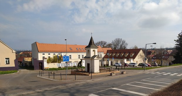 Hrušovanské náměstí zdobí od roku 1902 zděná zvonička, kterou nechala vztyčit rodina Stejskalů. Ti byli ve své době nejbohatšími statkáři široko daleko. Rodina se o zvoničku starala i za doby komunistického režimu - díky tomu přečkala do dnešních dnů.