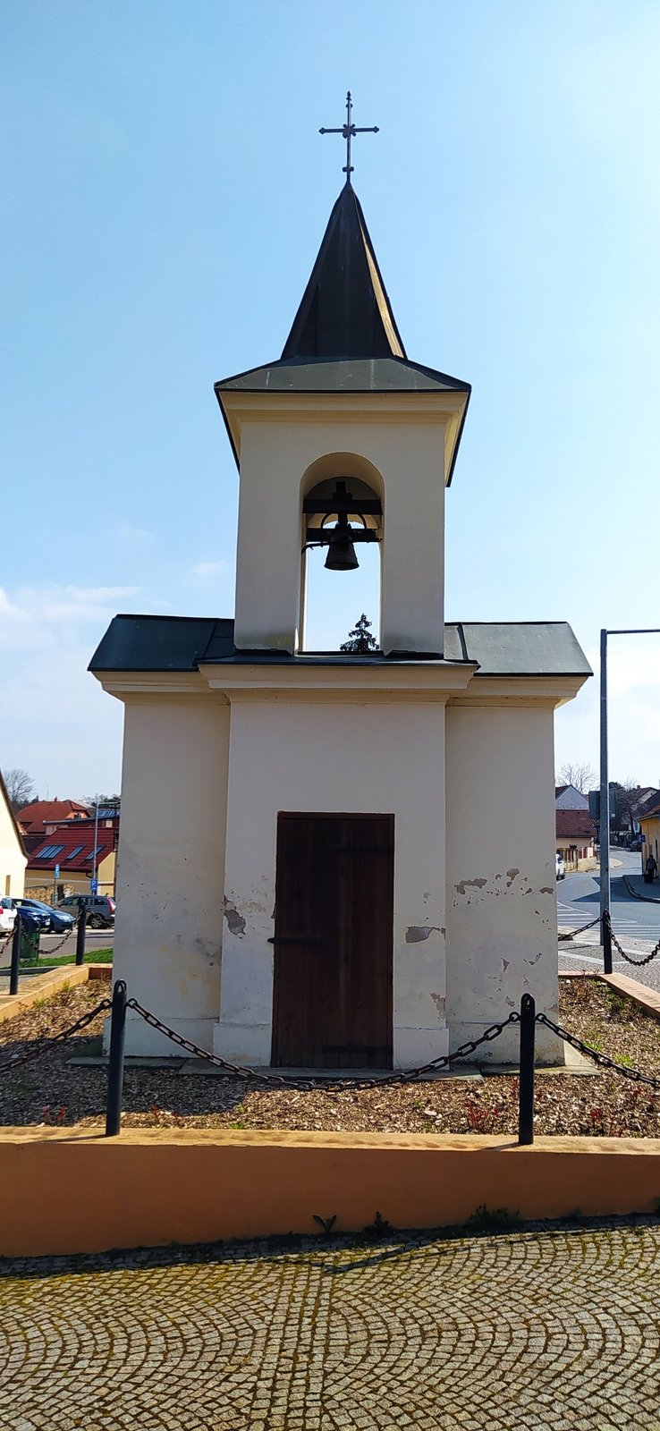 Hrušovanské náměstí zdobí od roku 1902 zděná zvonička, kterou nechala vztyčit rodina Stejskalů. Ti byli ve své době nejbohatšími statkáři široko daleko. Rodina se o zvoničku starala i za doby komunistického režimu - díky tomu přečkala do dnešních dnů.