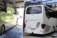 Autobus pod viaduktem přišel o střechu: Na místě jsou zranění