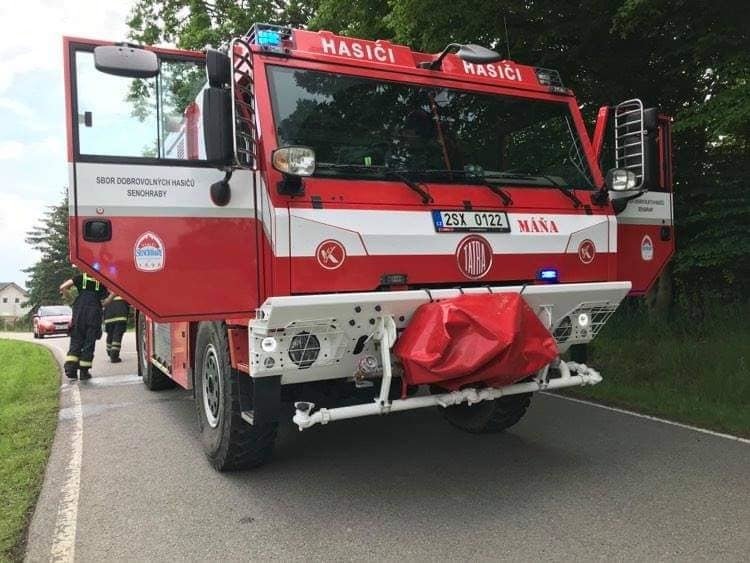 V Dolní Lomnici, která leží v Praze-východ, došlo ktragické nehodě. Srazil se motocykl s osobním automobilem. (6. června 2021)