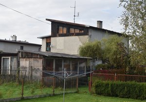 V tomto domě v Dolní Lutyni na Karvinsku došlo ke střelbě ze samopalu.