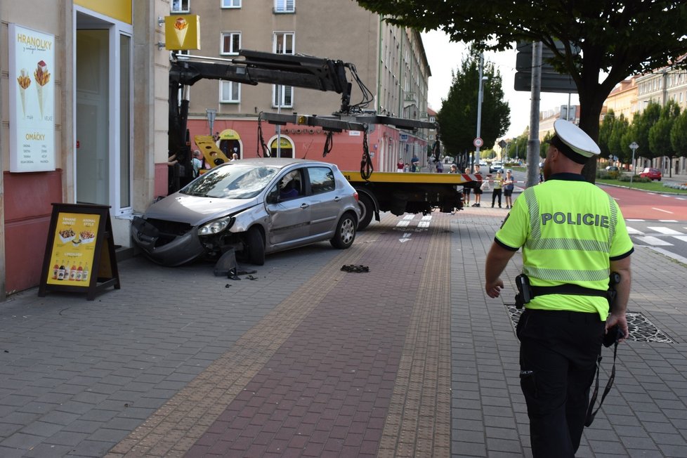 Policistům v Dolní Lutyni ujížděl opilec, srazil 15letého cyklistu.