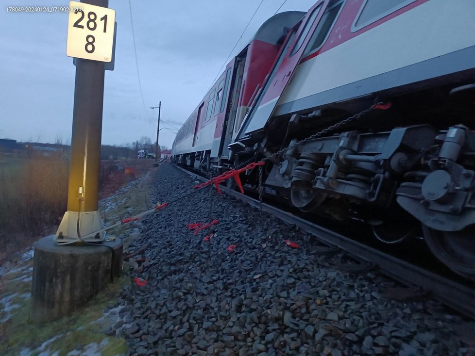Srážka vlaku s kamionem v Dolní Lutyni.