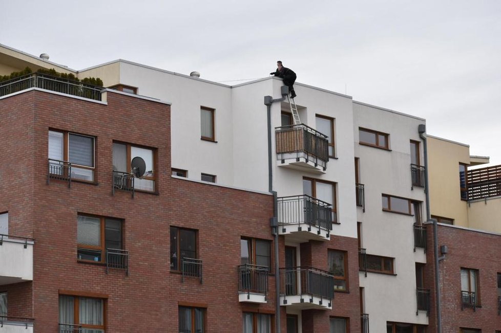 33letý muž se vážně zranil po pádu z 5. patra v Kryšpínově ulici v Praze.