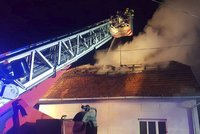 Nebýt hasičů, domek v Dolních Měcholupech by lehl popelem. Jeho majitele odvezla záchranka