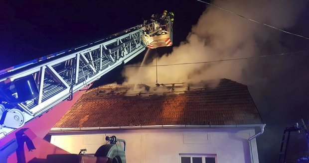 Nebýt hasičů, domek v Dolních Měcholupech by lehl popelem. Jeho majitele odvezla záchranka